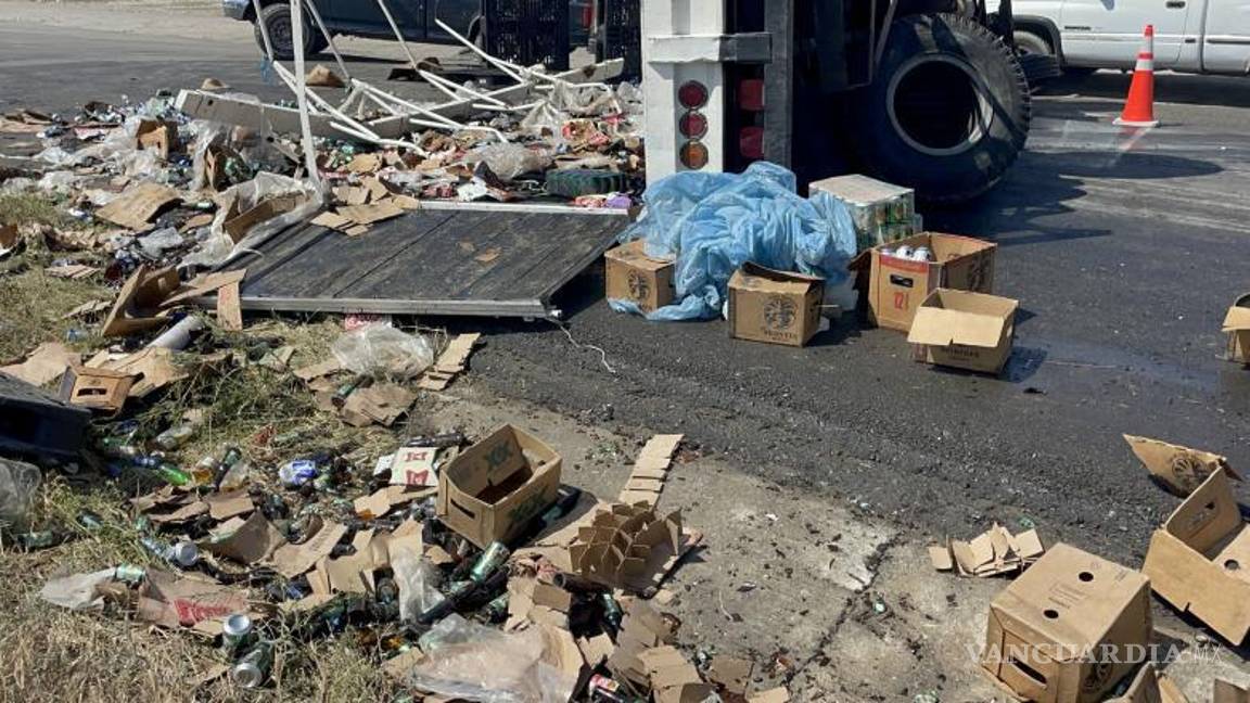$!Camión de cerveza volcado sobre la carretera a Torreón tras perder el control el conductor.