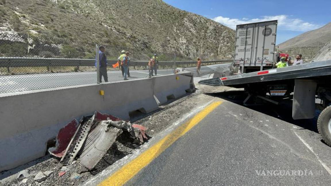 $!La unidad se quedó sin frenos y al salir del túnel perdió el control.