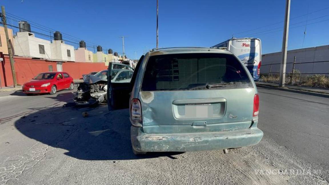 $!Tras la colisión, la camioneta quedó detenida sobre el retorno, mientras el automóvil permaneció invadiendo un carril con dirección al periférico.