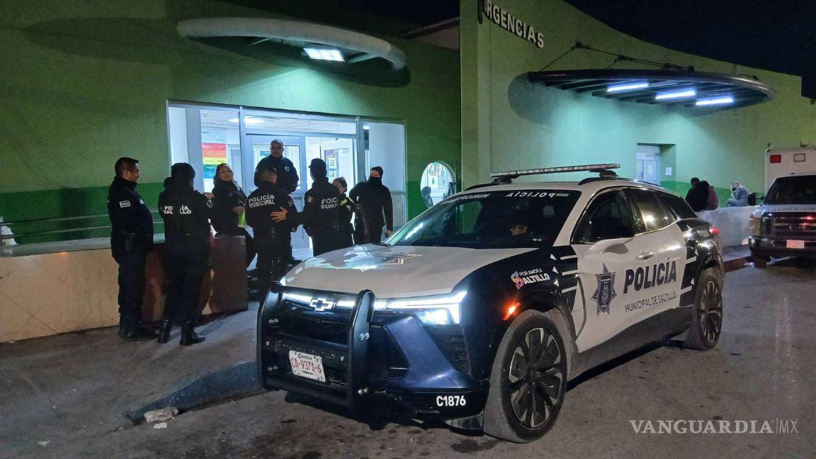 Regalan café y pan policías municipales en el exterior de la Clínica 1 del IMSS de Saltillo