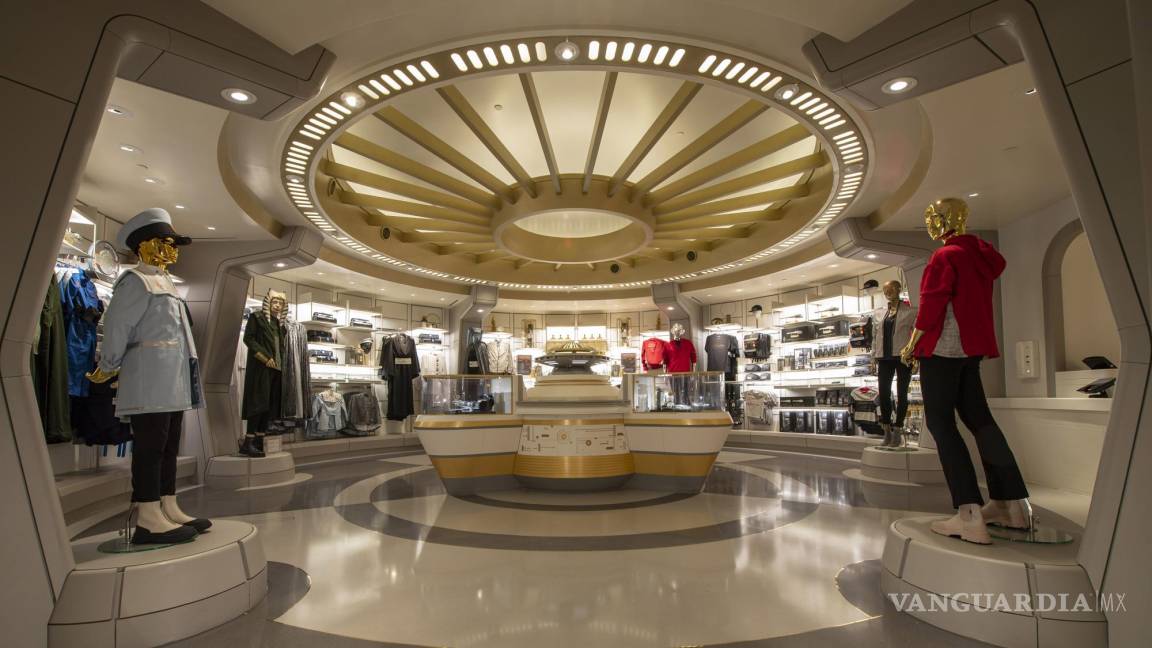 $!Una boutique que ofrece la Colección Chandrila para que los pasajeros puedan vestirse a la moda galáctica. EFE/David Roark/Disney