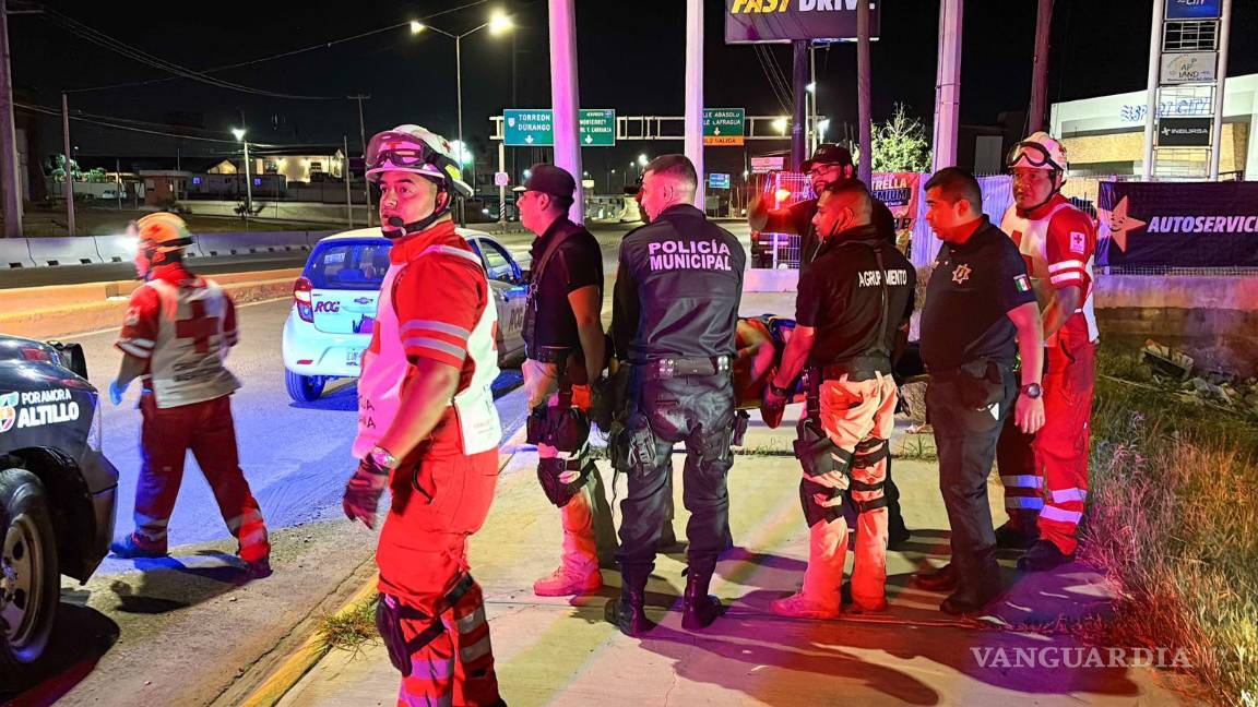 $!Elementos de la Policía Municipal y paramédicos de la Cruz Roja se coordinan para el rescate de la mujer en el arroyo.