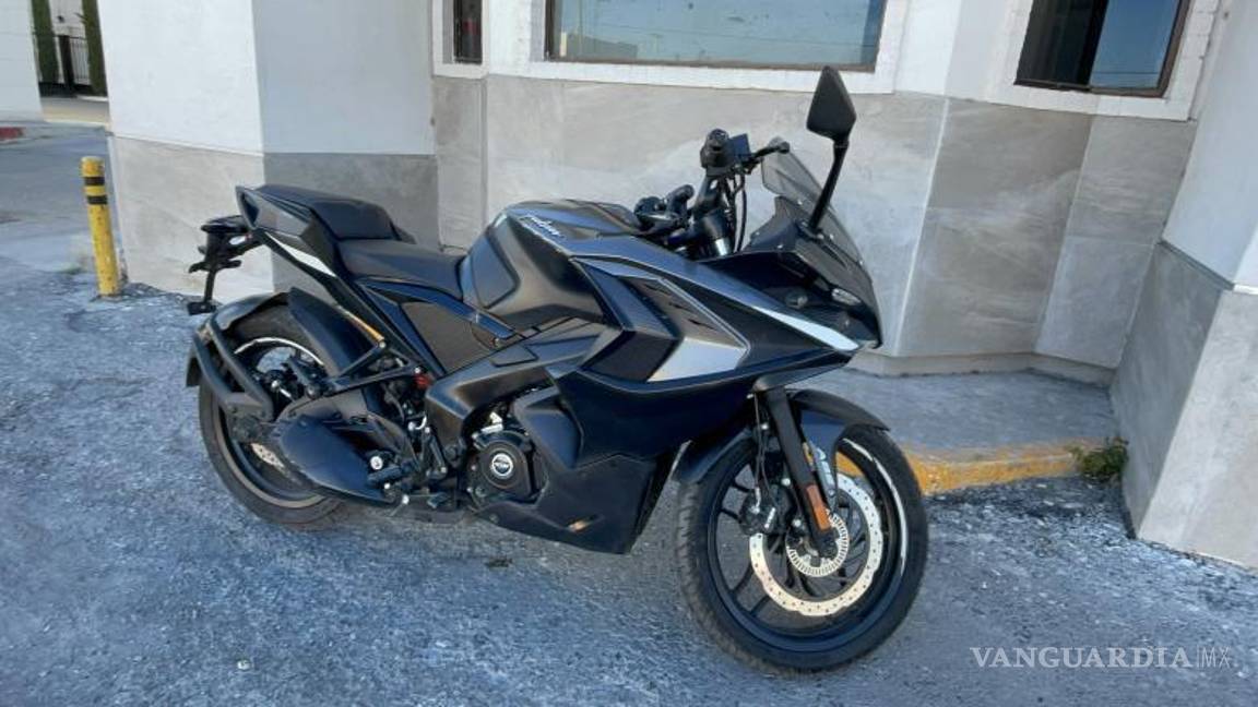 $!Autoridades de Tránsito Municipal inspeccionaron la escena del accidente donde el joven derrapó en su motocicleta.