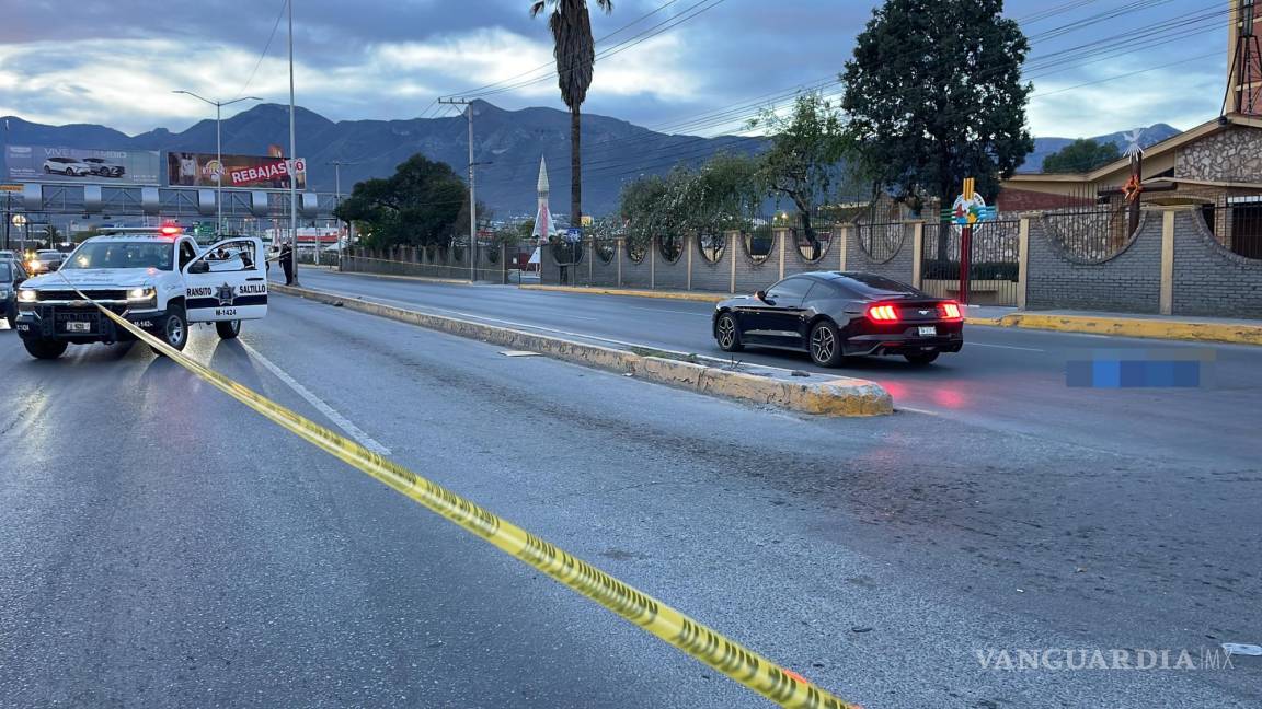 Fallece hombre atropellado frente a iglesia de Lourdes, al sur de Saltillo; víctima sigue sin identificar