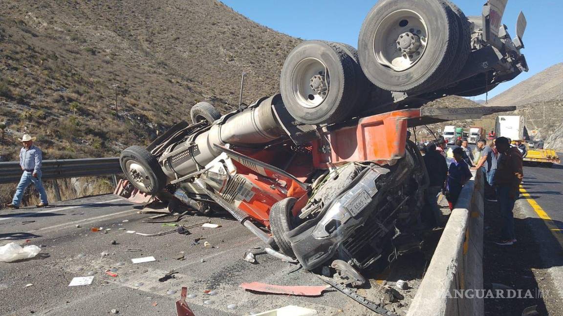 Tráiler ‘en contra’ en Los Chorros impacta 7 vehículos y termina volcado
