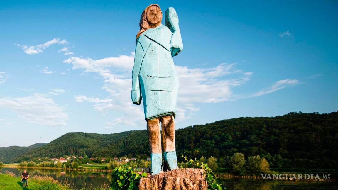 $!Queman estatua de Melania Trump en Eslovenia