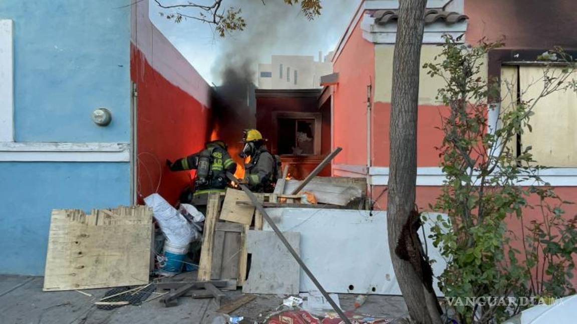 $!El cuerpo de bomberos combatió las llamas en la vivienda incendiada en la colonia Mirasierra.