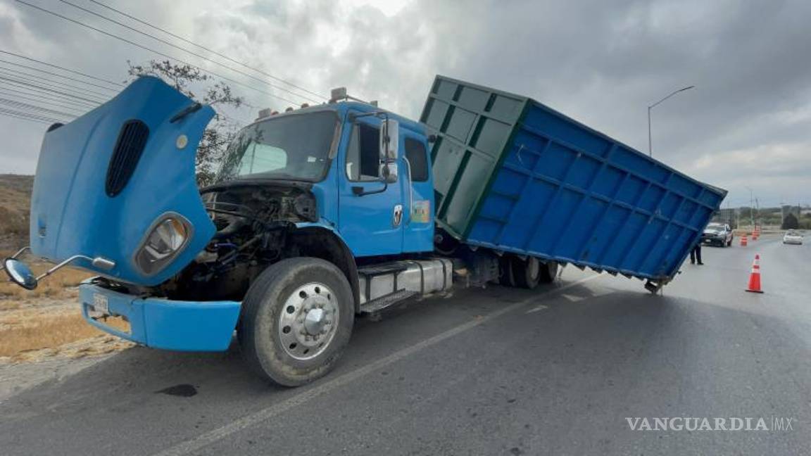 $!El camión de la empresa Comercializadora y Recicladora Reyan quedó detenido luego de que una falla mecánica provocó el desprendimiento del contenedor.