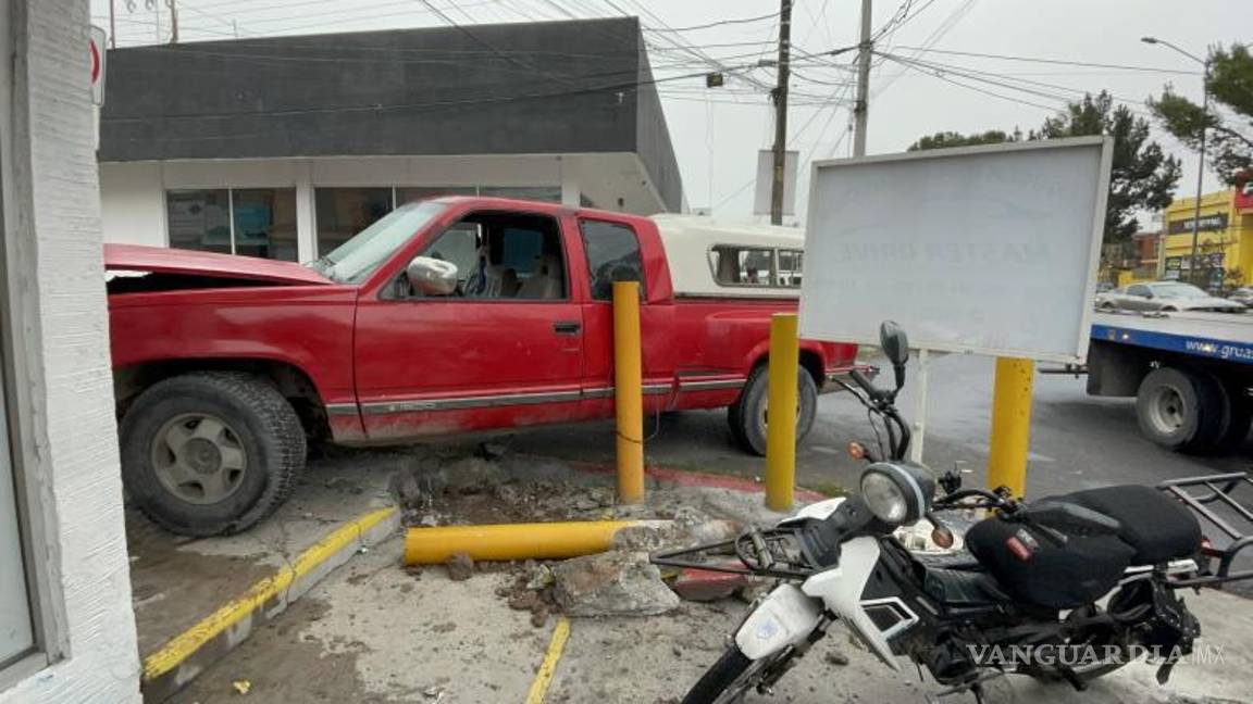 $!Los ocupantes de la unidad resultaron ilesos pese a los daños materiales.