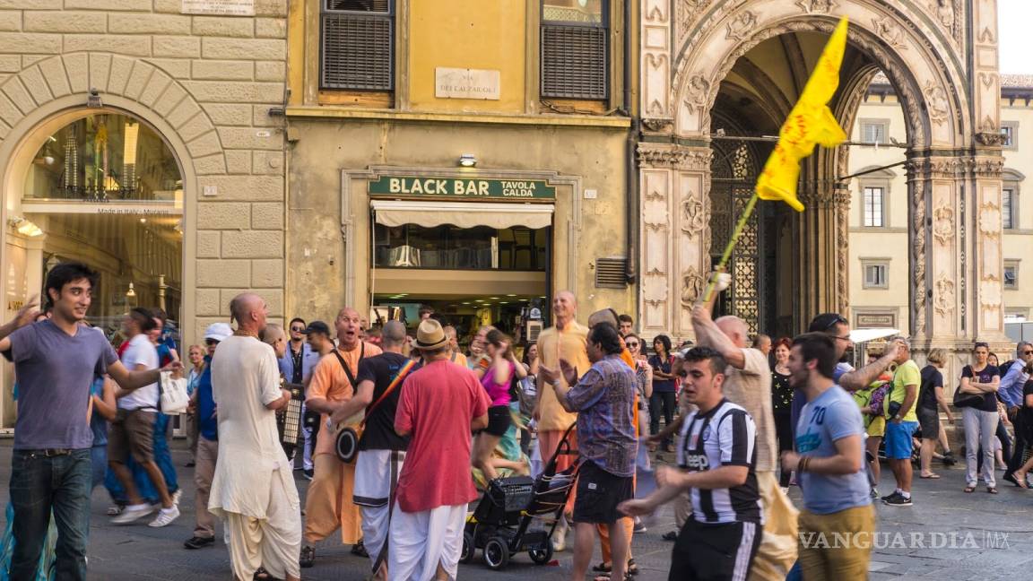Florencia anuncia multas por comer en la calle