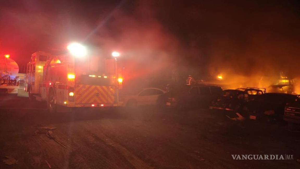 $!Incendio arrasa con 40 vehículos de un corralón, en Nuevo León
