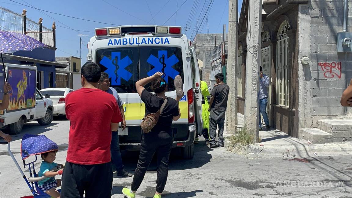 Salen volando jovencitos al impactar moto contra auto en la colonia San Ángel, en Saltillo