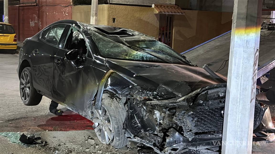 $!La unidad presentó daños materiales considerables tras la volcadura.