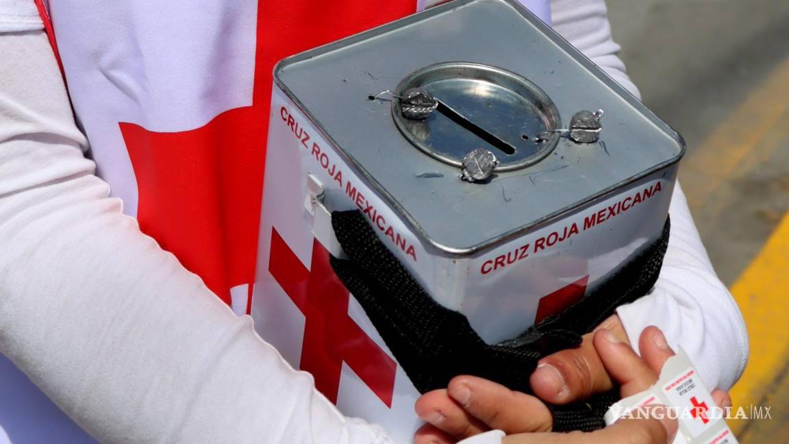 $!En su mayoría, estudiantes, voluntarias y paramédicos, pasan los días recolectando fondos para la Cruz Roja.