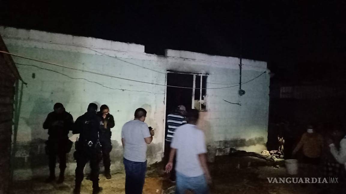 A punto de morir carbonizados, Padre e hijo son rescatados de incendio en su vivienda en Ramos Arizpe