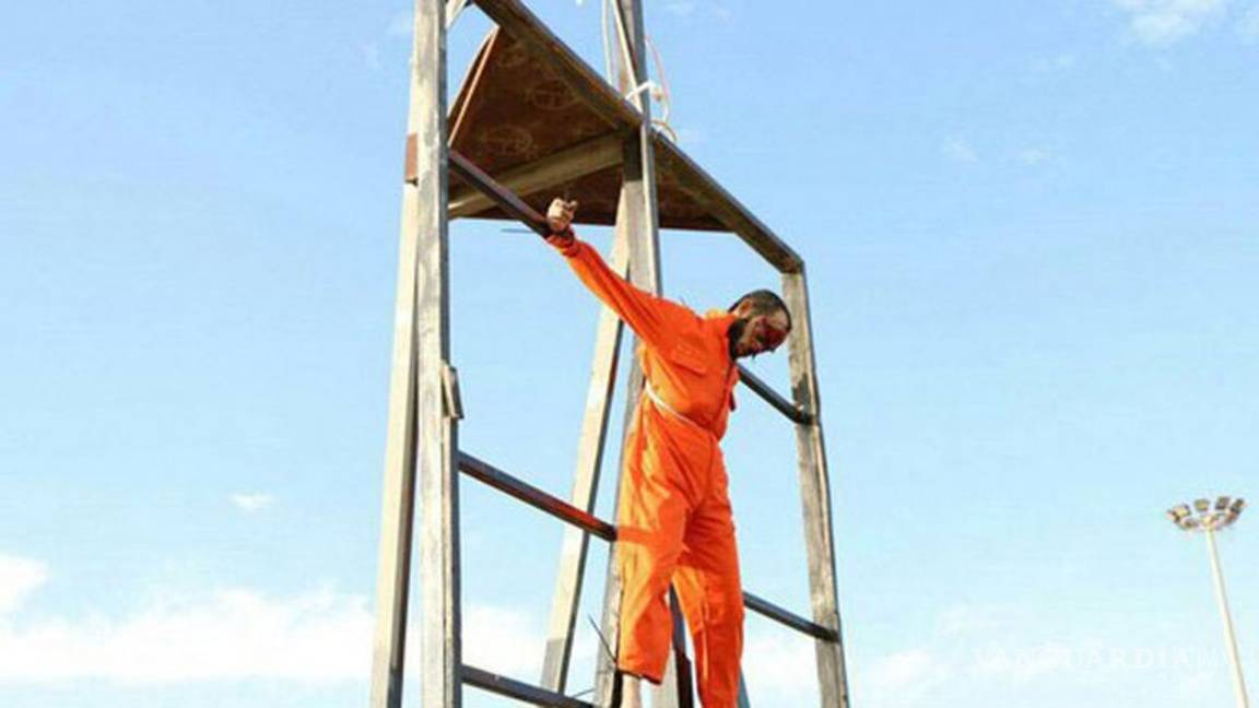 $!El Estado Islámico crucifica a enemigos con un verdugo en silla de ruedas