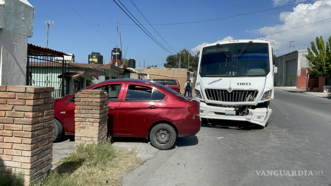 Automovilista se asusta, pierde el control y choca contra transporte de personal, al sur de Saltillo