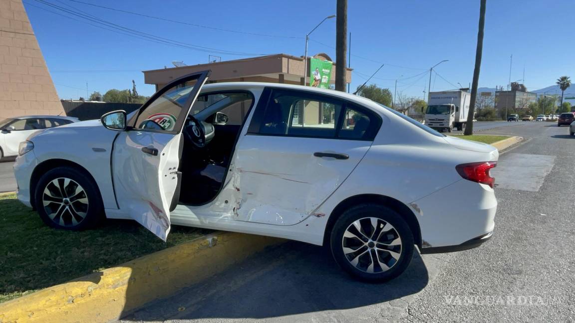 Choque deja auto sobre el camellón central del bulevar Francisco Coss, en Saltillo