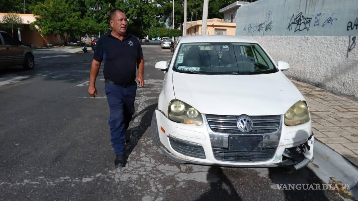 $!El vehículo Volkswagen fue golpeado por ambos costados por las motos.