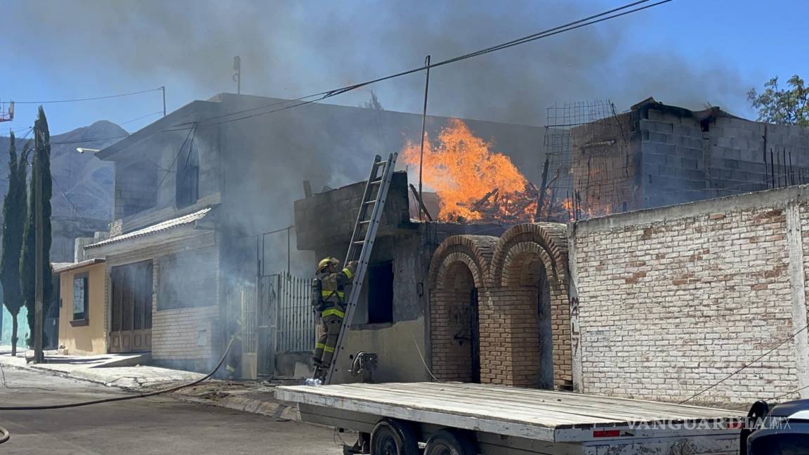 Saltillo: rescatan policías a dos personas de incendio en casa; mujer no quería ser salvada