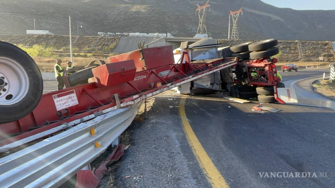 Tráiler termina volcado en la carretera a Torreón; le ganó el peso