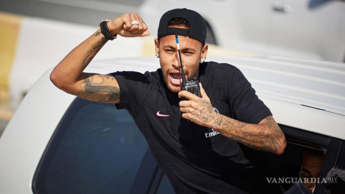Neymar y el PSG se divierten con carrera de camellos