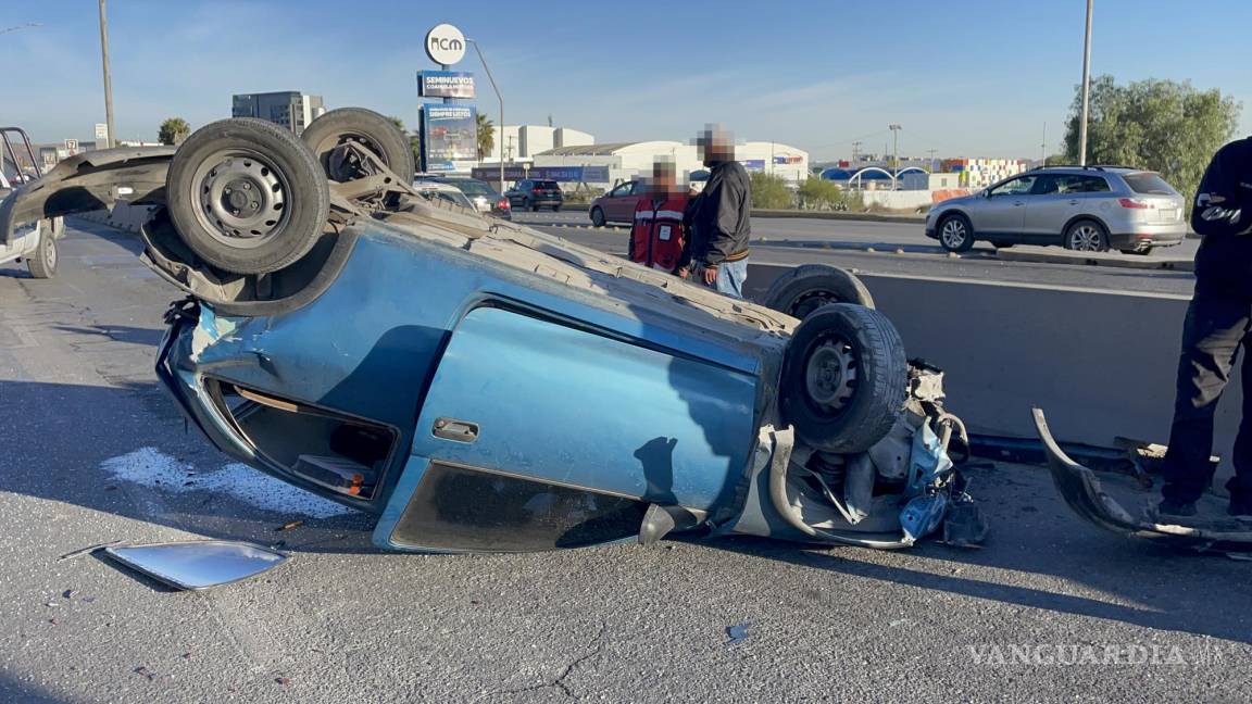 Saltillo: impacto por alcance causa volcadura en Nazario; deja dos lesionados