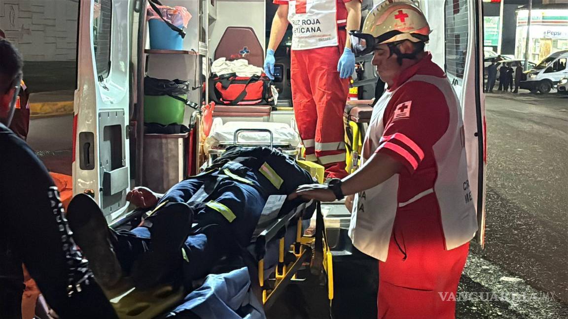 $!El vehículo de emergencia trasladaba a una paciente cuando ocurrió el accidente, lo que obligó a activar una segunda ambulancia.