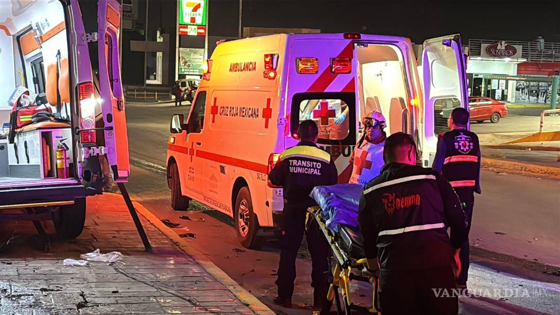 $!Paramédicos de la Cruz Roja brindaron apoyo en el sitio del choque y trasladaron a la mujer a un hospital para su valoración.