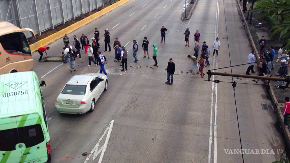 $!Golpes y pedradas entre policías y colonos por desalojo en Peñón de los Baños (CDMX); liberan circulación en Circuito
