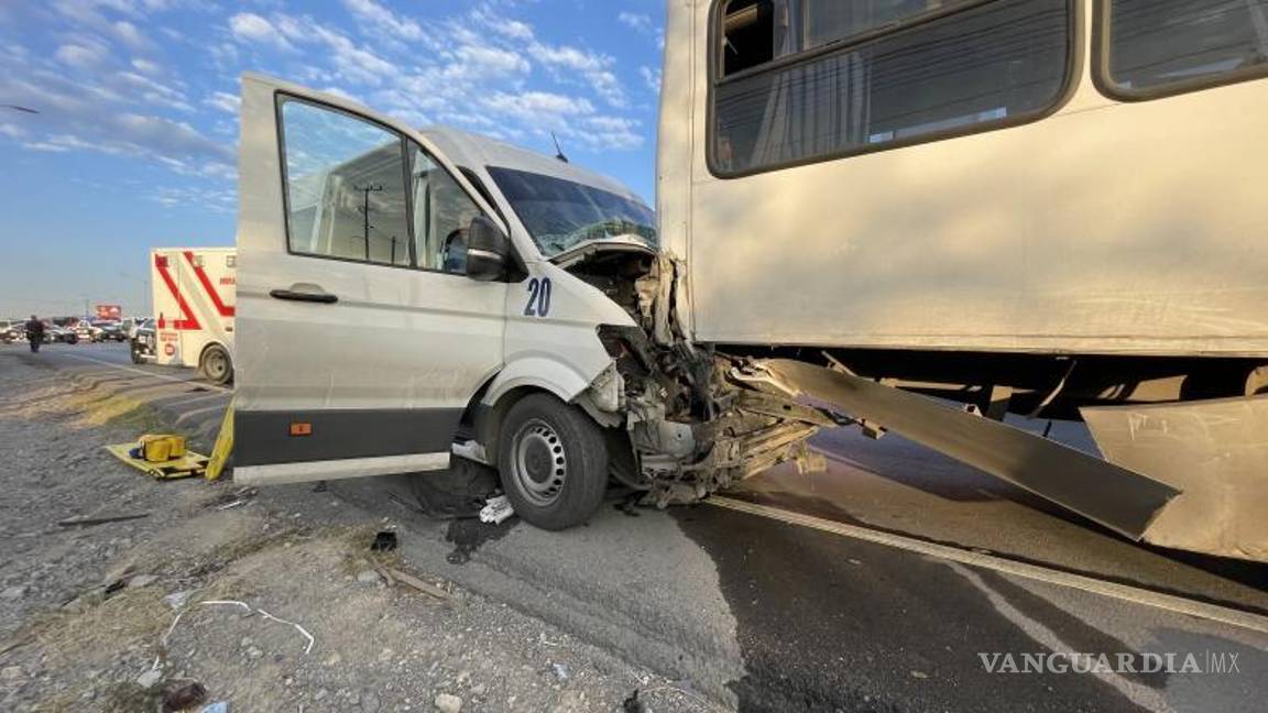 $!El camión terminó estrellándose contra su par, quedando los pasajeros lesionados al golpearse con los asientos en el rostro y diferentes partes del cuerpo.