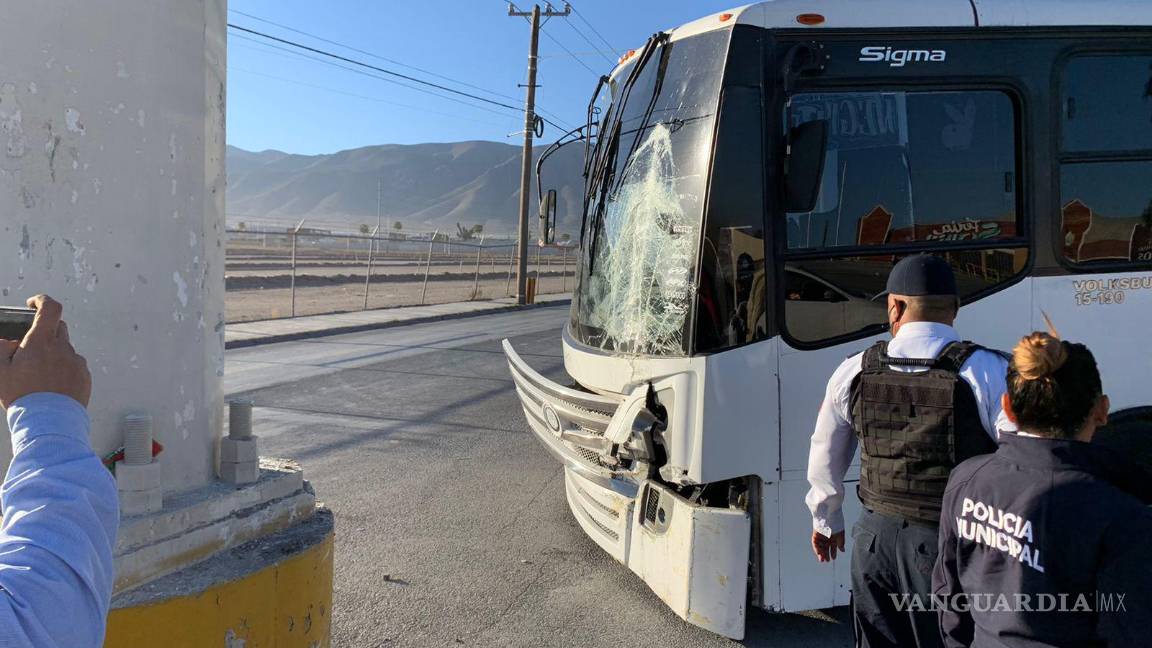 Choca y abandona su camión frente a Centro de Gobierno de Saltillo