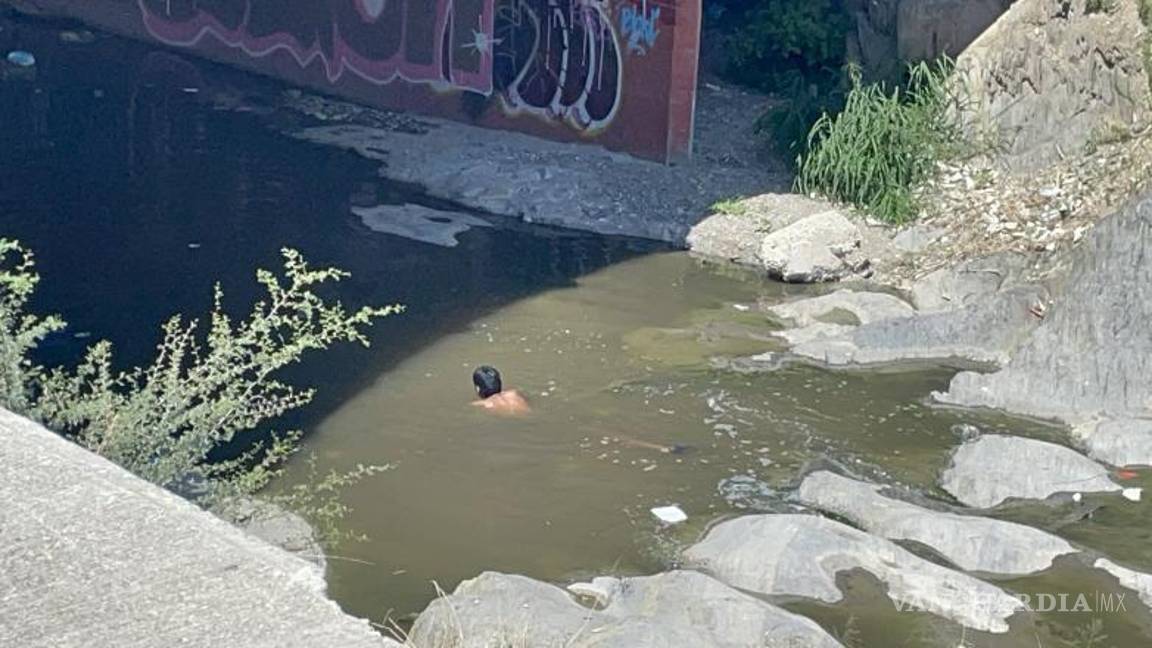 $!Autoridades municipales acudieron tras el reporte de un cuerpo inmóvil entre las rocas.