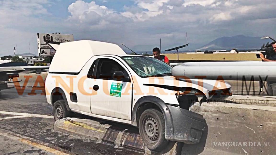 Automovilista se estrella en división de carriles de el Sarape en Saltillo