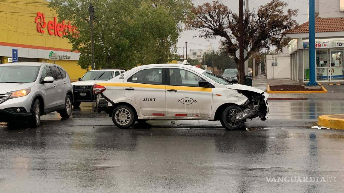 Taxista sufre aparatoso choque tras derrapar en Saltillo
