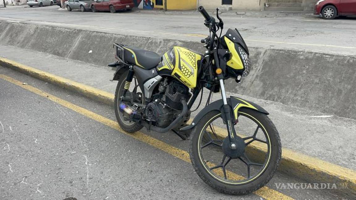 $!La motocicleta quedó a un costado de la banqueta tras el derrape.