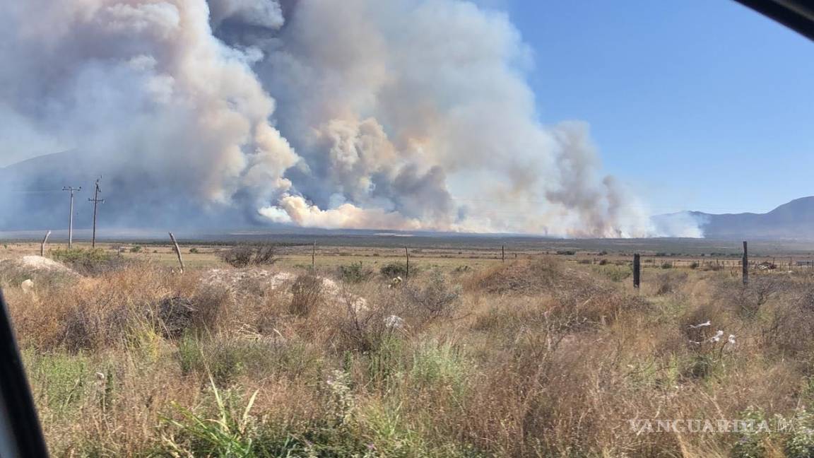 Incendio forestal cobra fuerza al sur de Saltillo; habría sido provocado, denuncian