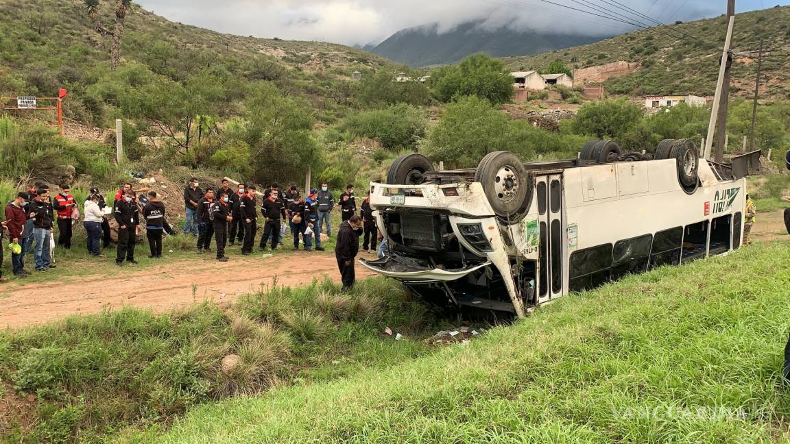 Vuelca autobús con 41 empleados en ejido La Angostura de Saltillo
