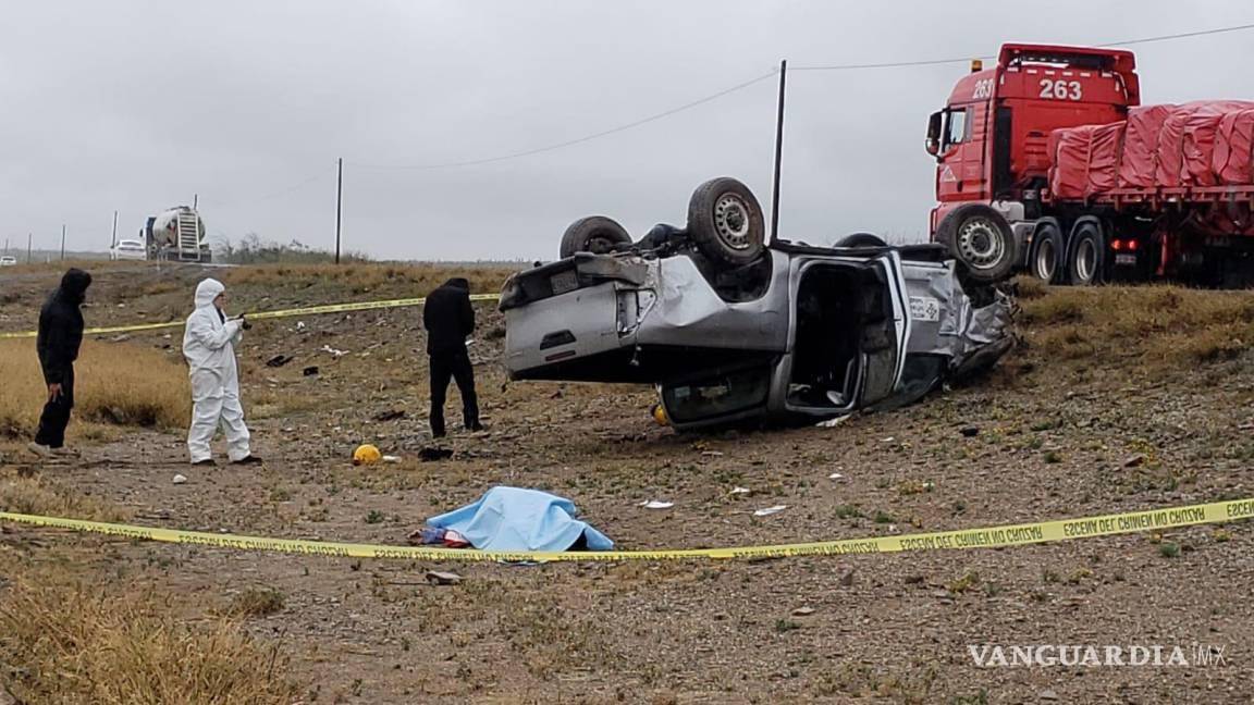 $!Tragedia en la carretera a Torreón: una persona fallecida y un lesionado grave tras volcadura.