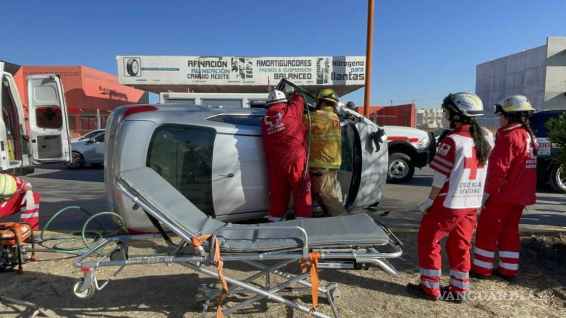 $!Los paramédicos de Cruz Roja utilizaron equipo hidráulico para liberar a la joven del vehículo volcado tras el accidente.