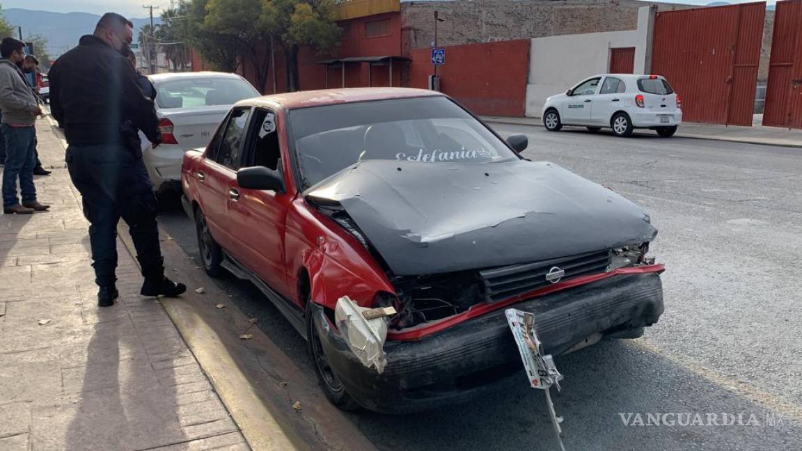Ignora conductor ebrio el rojo y choca contra auto de empresa en avenida de Saltillo