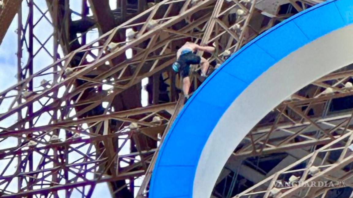 Previo a clausura de París 2024, hombre que escalaba la Torre Eiffel es detenido