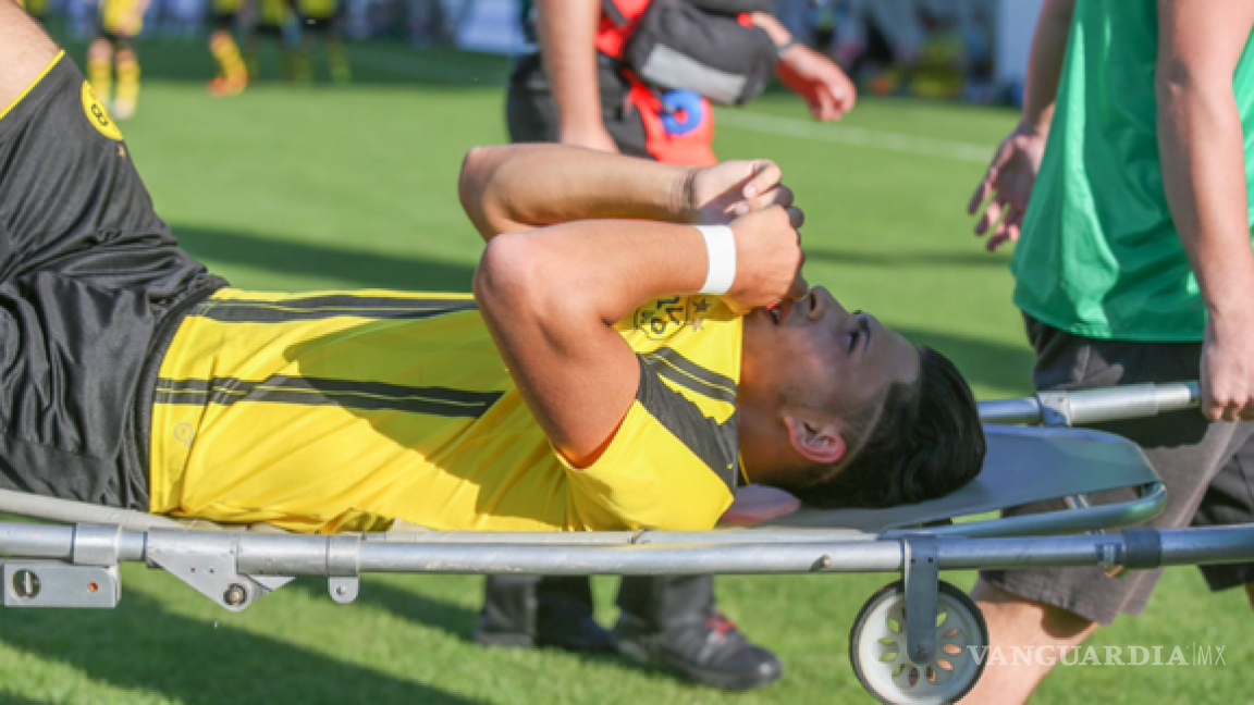 La escalofiante lesión de un jugador del Borussia Dortmund (video)
