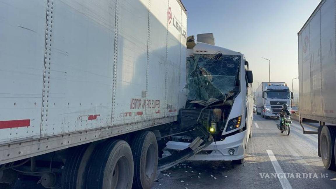 $!El chofer del camión resultó ileso tras el choque por alcance.