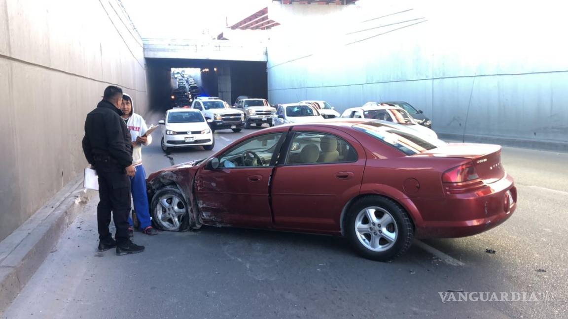 $!Accidente provoca caos vial en Periférico LEA de Saltillo