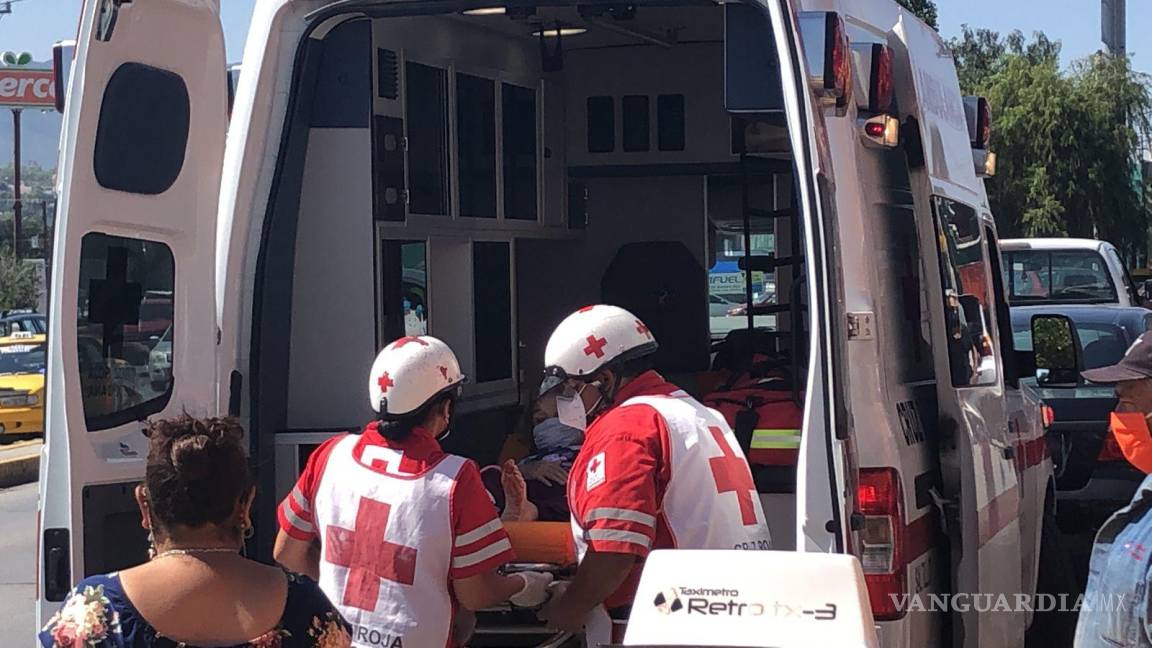 Atropella y lesiona a adulta mayor en un estacionamiento en colonia de Saltillo