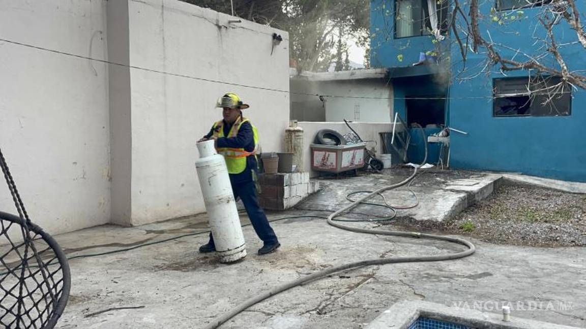 $!La rápida intervención permitió evacuar a tiempo a una familia, incluidos menores, evitando una tragedia mayor tras el incidente.