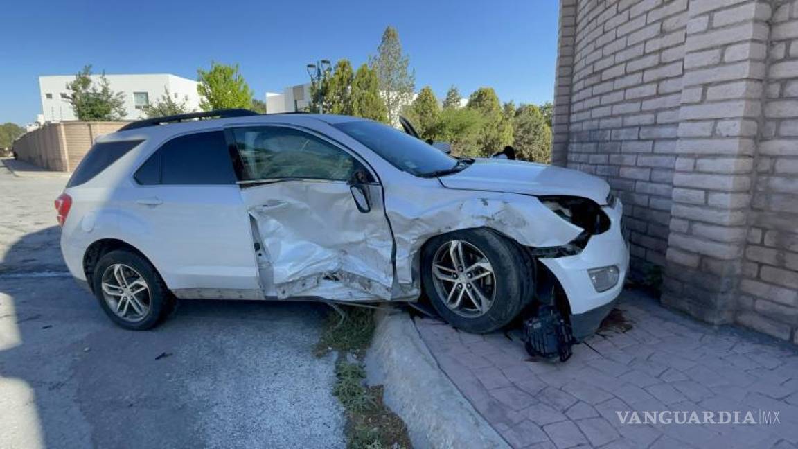$!La conductora de la Chevrolet Equinox, Lucía Treviño, fue atendida en el lugar tras el accidente y no requirió traslado hospitalario.