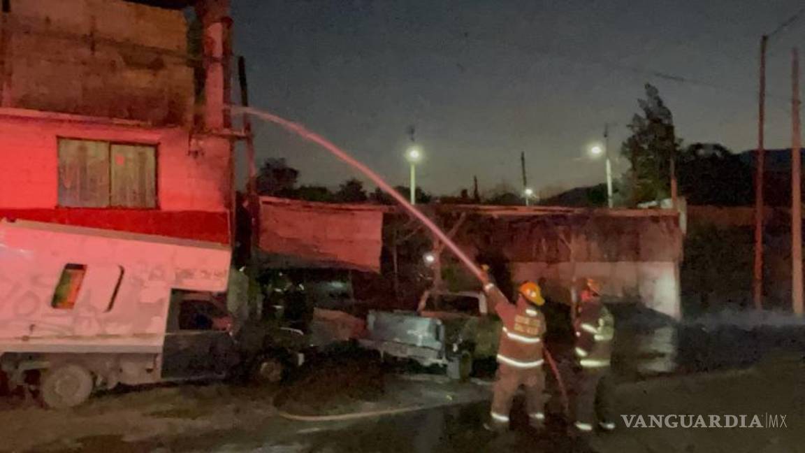 $!Personal de Bomberos trabajó entre restos de madera calcinada tras el incendio en la colonia El Salvador.