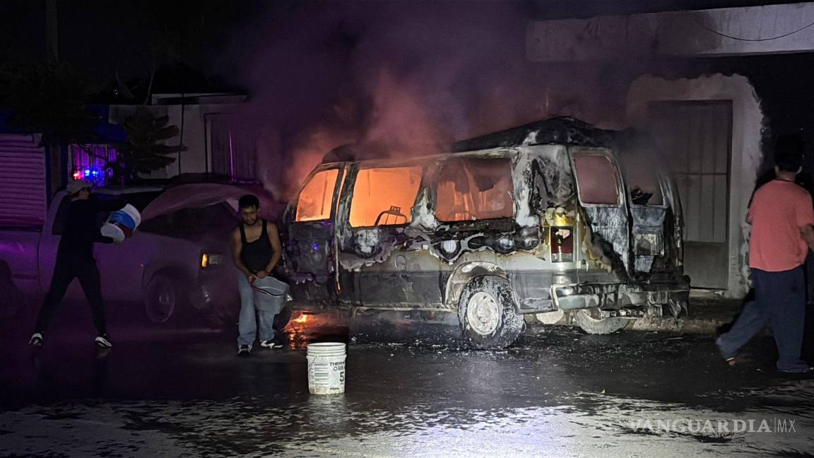 $!Vecinos del sector usaron cubetas con agua para intentar apagar el fuego antes de la llegada de bomberos.